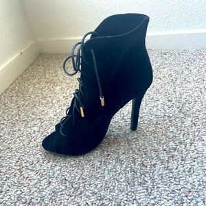 Heel shoes